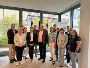 Gruppenbild der Beteiligten, insgesamt 14 Personen, darunter Claudia Middendorf. In der Mitte steht Gesundheitsminister Laumann.
